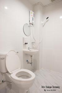 曼谷Petra Boutique Donmuang的浴室配有卫生间、淋浴和盥洗盆。