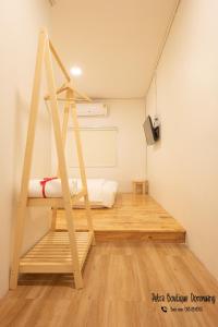 曼谷Petra Boutique Donmuang的带双层床和梯子的客房