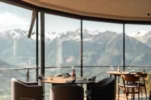 阿维兰奥米拉蒙蒂精品酒店的一间带桌椅的山景餐厅