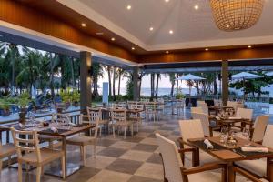 卡马拉海滩Sunprime Kamala Beach的一间带桌椅的海景餐厅