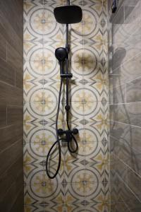 EdelényEdelin Wine House的墙上挂着带吹风机的淋浴