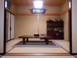 高山プライベートヴィラ岐阜高山的客厅,中间配有桌子