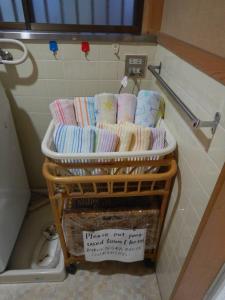 高山プライベートヴィラ岐阜高山的浴室里的一个折叠毛巾架