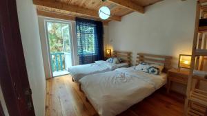 格里戈莱蒂Villa Villekulla的一间卧室设有两张床和窗户。