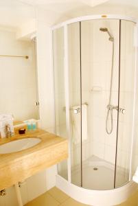 圣地亚哥普罗维登公寓酒店的带淋浴和盥洗盆的浴室