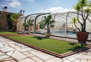 托里什韦德拉什Dii Beach House - Casa de Férias com piscina interior aquecida的一座有树木和植物的温室
