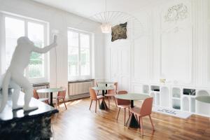 梅斯Hotel de Fouquet - Chambres d'hôtes的配有桌椅和雕像的房间