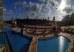 亚历山大AIFU Hotel El Montazah Alexandria的享有大楼顶部大型游泳池的景致