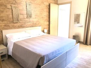 乌真托梅塞皮亚住宿加早餐旅馆的一间卧室设有一张带木墙的大床