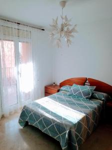 特鲁埃尔Tirwal Suite Judería的一间卧室配有一张床和一个吊灯