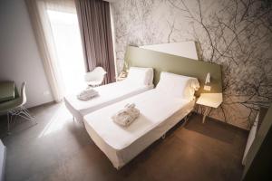 阿茨特雷扎Hotel Malavoglia的一间卧室配有一张床,上面有两条毛巾