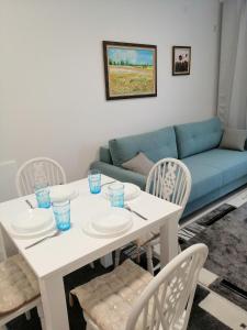 索科矿泉村Relax的白色的餐桌、椅子和沙发