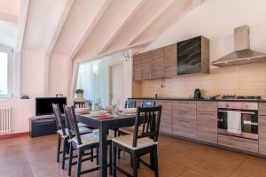 阿科Appartamento Villa Principessa的厨房配有餐桌和椅子