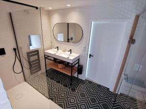 孔卡尔诺Domaine de Stang Bihan的一间带水槽和镜子的浴室