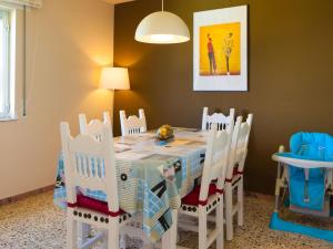 贝纳哈拉菲Holiday Home Los Delfines by Interhome的一间带桌椅的用餐室
