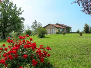 Grazzano BadoglioHoliday Home Le Rose Rosse by Interhome的一座房子前面的红花田
