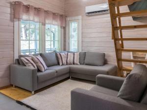 拉赫登佩拉Holiday Home Sini 2b by Interhome的带沙发的客厅和部分窗户。