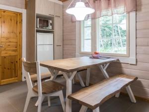 拉赫登佩拉Holiday Home Sini 2b by Interhome的厨房配有木桌、长凳和窗户。