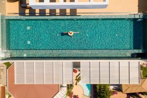 利马索尔The Tower at St Raphael Resort的游泳池游泳者的头顶景色