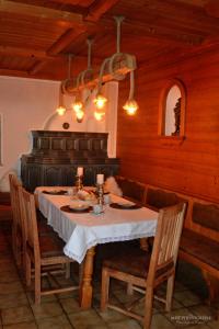RettenschössGlückchalet的小屋内带桌椅的用餐室