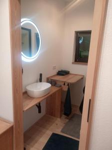 茨韦特尔Tiny House FAMILY Ruheoase的浴室设有白色水槽和镜子