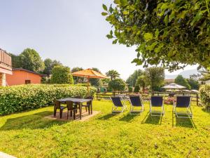 勒威诺Holiday Home Residenza Agrifoglio-11 by Interhome的草上一组椅子和一张桌子