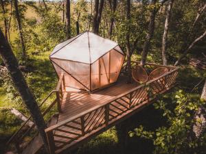 Hekso treehouse的树林中木桥上的帐篷