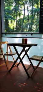 阿雷纳斯德圣佩德罗APARTAMENTO ALES的木桌和窗前的长凳