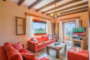 斯达林Villa Emilia的客厅配有红色沙发和电视