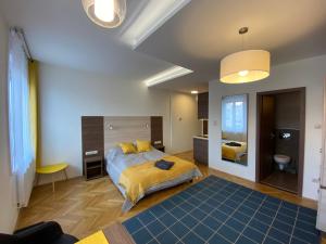 布达佩斯Frank & Fang Apartments MK1的一间卧室配有一张床和蓝色地毯