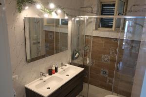 阿马尔菲Turchese的浴室配有盥洗盆和带镜子的淋浴
