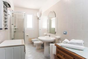 圣彼得罗镇Piccola casa Marina的白色的浴室设有水槽和卫生间。