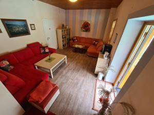 蒙德塞盖斯伯格膳食公寓的享有带红色沙发的客厅的顶部景色