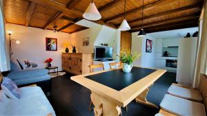 芙露姆赛山Casa Fluretta的客厅配有桌子和沙发