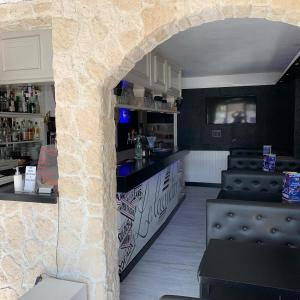 伊苏丹La Locomotive的厨房设有带石墙的酒吧