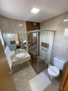 托莱多Arca's Hotel的一间带玻璃淋浴和卫生间的浴室