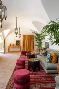 马拉加Soho Boutique Castillo de Santa Catalina - Adults Recommended的带沙发和红色矮脚凳的客厅