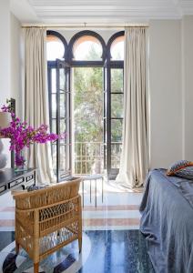 马拉加Soho Boutique Castillo de Santa Catalina - Adults Recommended的一间卧室设有一张床和一个大窗户