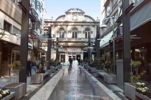 塞萨洛尼基Kastalia Living Thessaloniki的街道中间有喷泉的建筑物