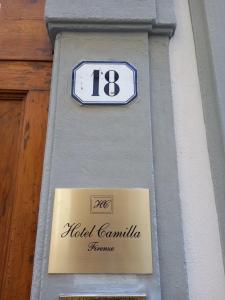 佛罗伦萨Hotel Camilla Firenze的建筑物一侧的街道标志
