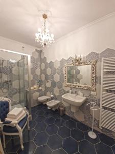 维罗纳MvA MADAMA VERONA APARMENTS的一间带水槽和镜子的浴室
