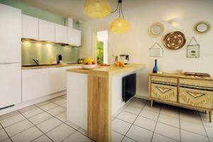 拉卡诺Villa Samasti - OVO Network的厨房配有白色橱柜和台面