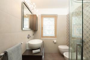 利维尼奥Holiday House Livigno的浴室配有卫生间、盥洗盆和淋浴。