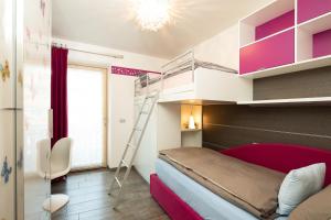 利维尼奥Holiday House Livigno的一间卧室配有一张双层床和梯子