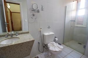 阿拉沙Hotel Nacional Inn Araxá Previdência的带淋浴、卫生间和盥洗盆的浴室