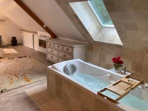 Saint-Philbert-des-ChampsA 2 heures de Paris, Loft Romantique de 55 m2 en pleine nature entre campagne et mer的带浴缸和天窗的大浴室