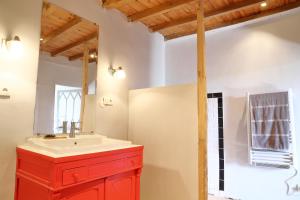 FranconLa Maison de Louis的一间带红色橱柜和水槽的浴室