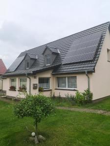 特拉森海德FEWO RENKEN的屋顶上设有太阳能电池板的房子