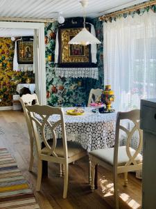 TihedaBoutique Villa MAMELFA的一间配备有白色桌椅的用餐室