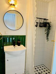 TihedaBoutique Villa MAMELFA的一间带水槽、镜子和淋浴的浴室